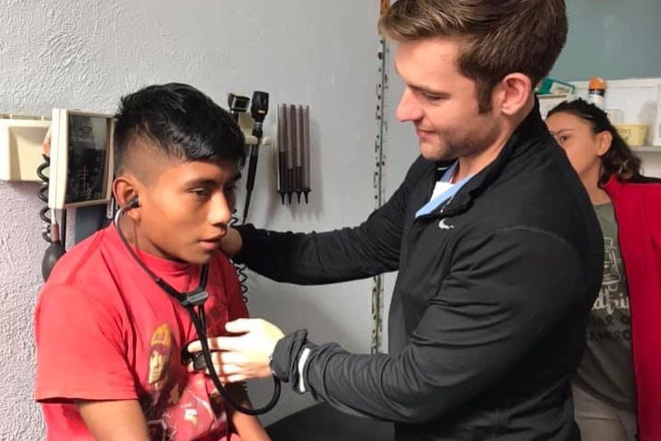 PA Harmon during a checkup with a Vida student